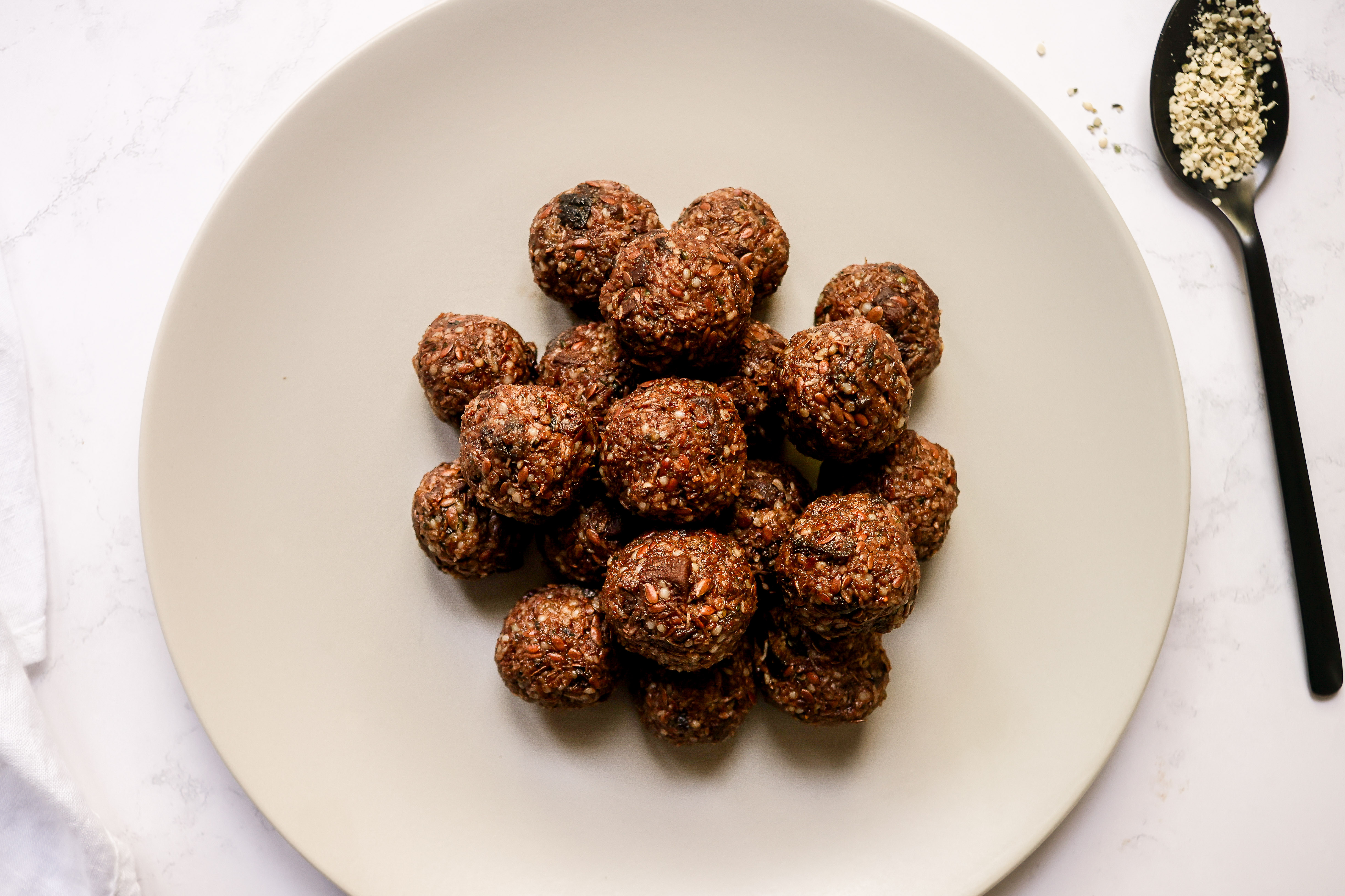 Boules d'énergie au tournesol, chanvre et chocolat noir