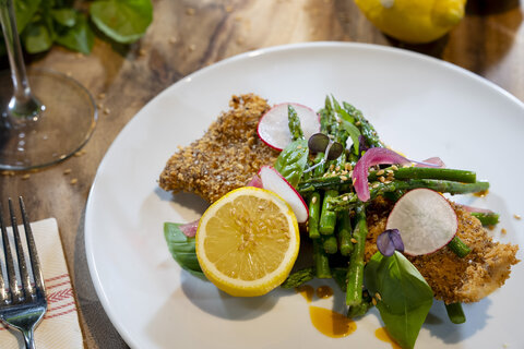 Filet de doré en croûte de lin et salade d’asperges