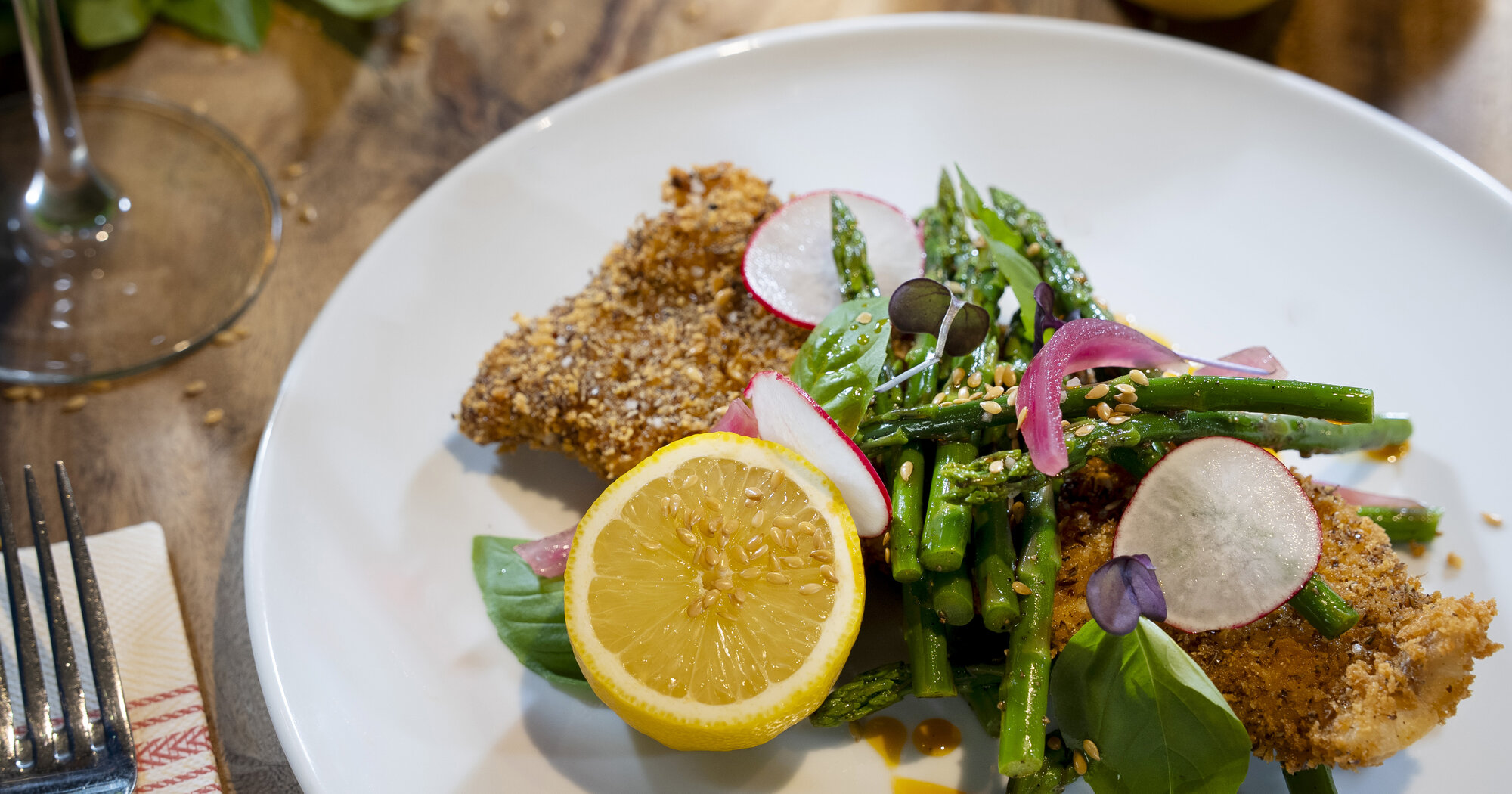 Filet de doré en croûte de lin et salade d’asperges – Grains du Québec