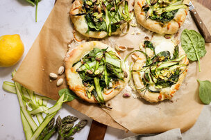 Pizzetta épinards, asperges, mozzarella et herbes