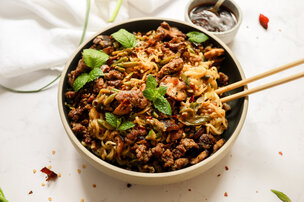 Nouilles Dan Dan à l’agneau, ail noir et caméline