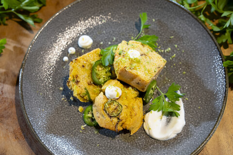 Pain de maïs aux oignons caramélisés et jalapenos