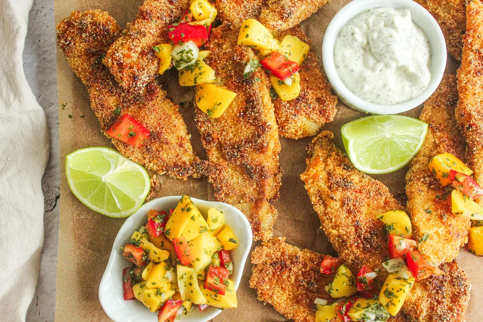 Bâtonnets de poisson croustillants avec salsa de mangue, poivron et lime