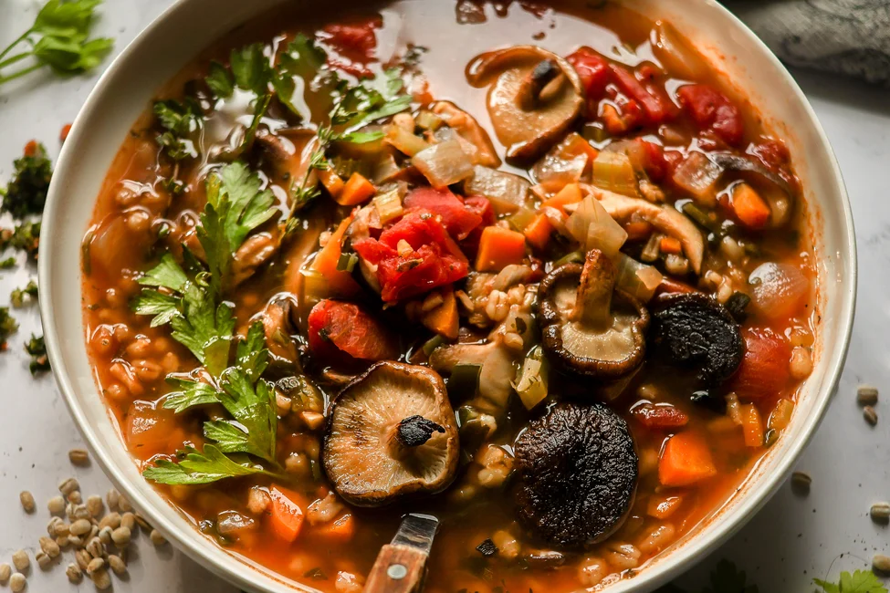 Soupe à l’orge, aux shiitakes et aux herbes salées