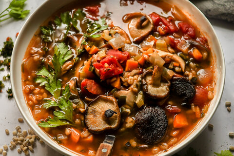 Soupe à l’orge, aux shiitakes et aux herbes salées