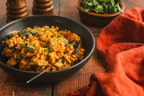 Risotto d’orge au poulet, tomates séchées et épinards
