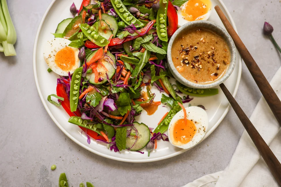 Salade asiatique croquante et vinaigrette à l’huile de caméline