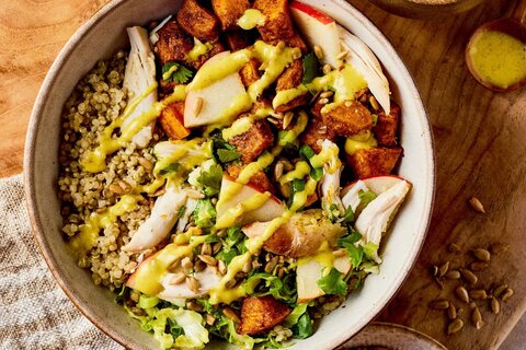 Bol de quinoa au poulet, sauce crémeuse au cari
