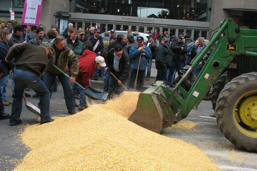 Déversement de grains au complexe Guy-Favreau