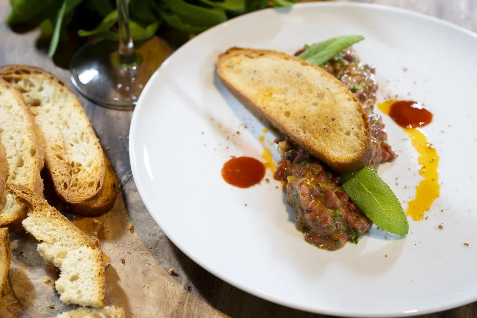 Tartare de bœuf à l’huile de caméline