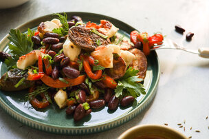 Salade d’haricots aux herbes et pommes de terre grillées