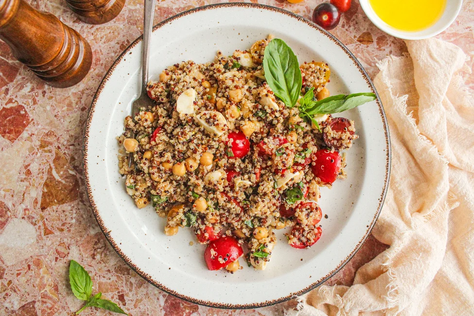 Salade de quinoa style bruschetta