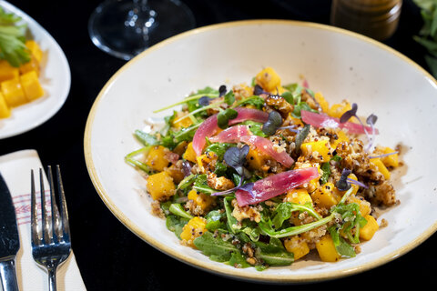 Salade tiède de courge, quinoa et roquette