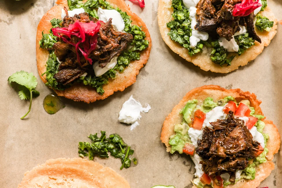 Tostadas au bœuf braisé et chimichurri façon mexicaine