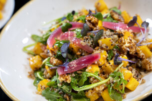Salade tiède de courge, quinoa et roquette