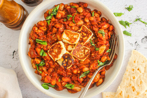 Mijoté tomaté aux haricots blancs et fromage halloumi